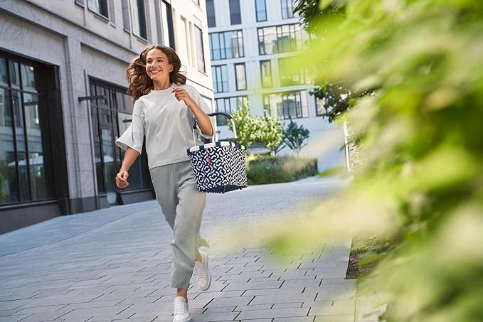 reisenthel carrybag signature navy- Sturdy shopping basket with plenty of storage space and practical inner pocket - Elegant and water-repellent design